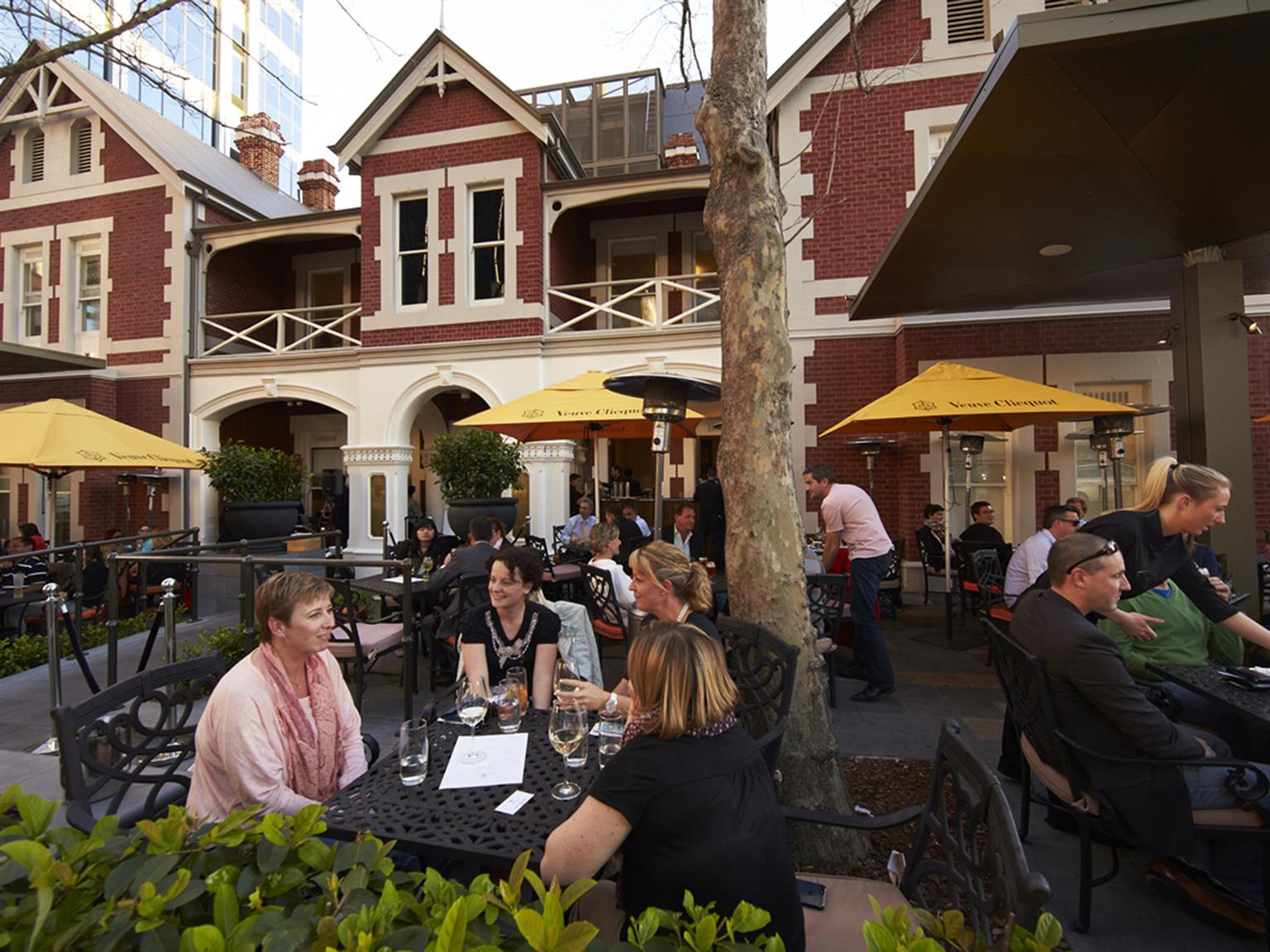 The Terrace Hotel Perth Exterior foto The beer garden at the Duke of Brunswick Hotel