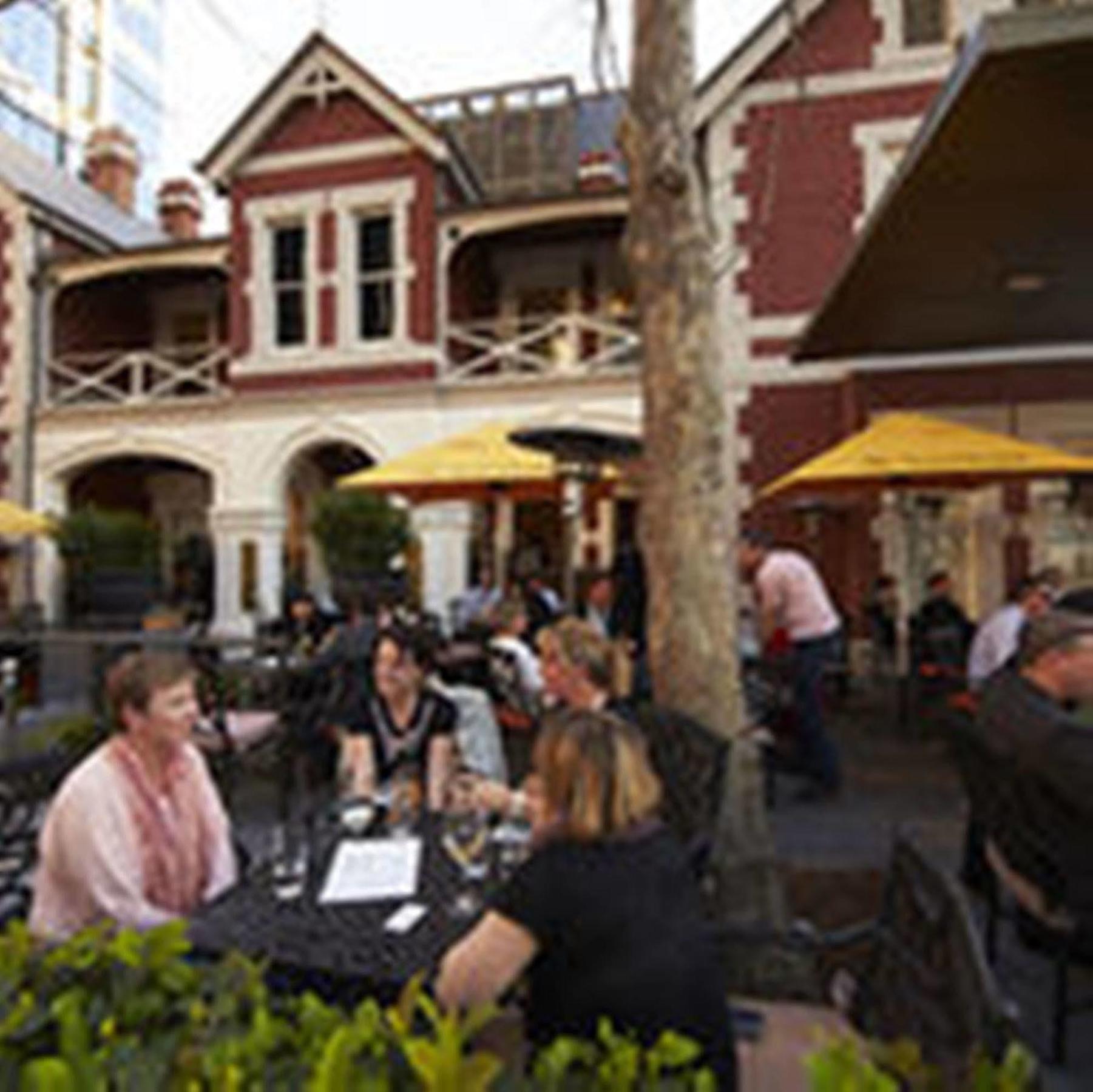 The Terrace Hotel Perth Exterior foto The courtyard at the Old Bank Cafe