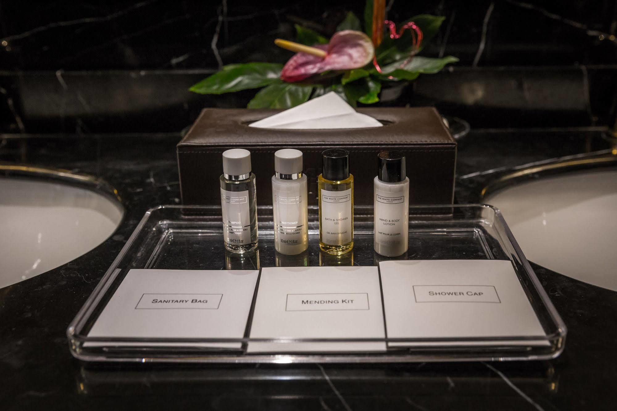 The Terrace Hotel Perth Exterior foto A selection of amenities by The White Company